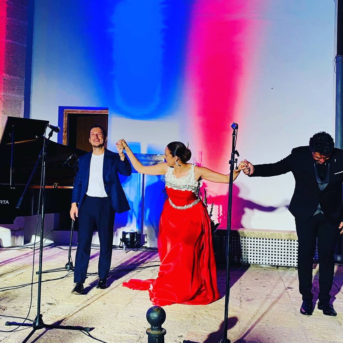 TERESALBERO's tweet photo. Feliz por todo lo que recibimos el pasado viernes. ¡Cuánto nos da nuestra carrera! Disfrutando día a día de este maravilloso camino que tengo la fortuna de compartir con grandes personas y artistas. El próximo 14 de agosto, ópera y zarzuela con la OCV!! https://t.co/fjnEuvJX0I