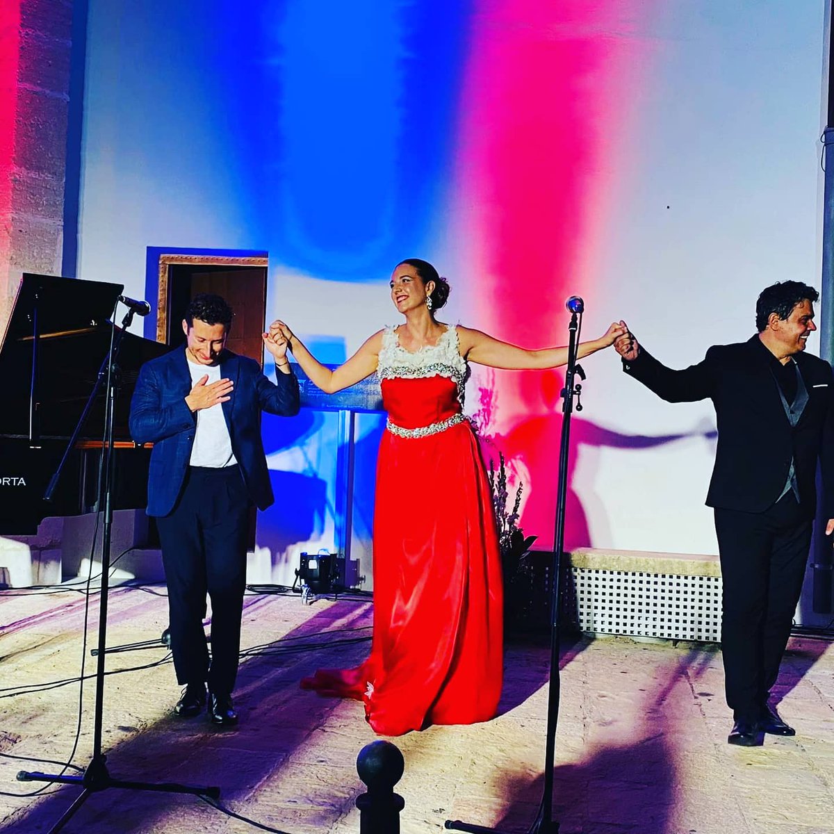 TERESALBERO's tweet photo. Feliz por todo lo que recibimos el pasado viernes. ¡Cuánto nos da nuestra carrera! Disfrutando día a día de este maravilloso camino que tengo la fortuna de compartir con grandes personas y artistas. El próximo 14 de agosto, ópera y zarzuela con la OCV!! https://t.co/fjnEuvJX0I
