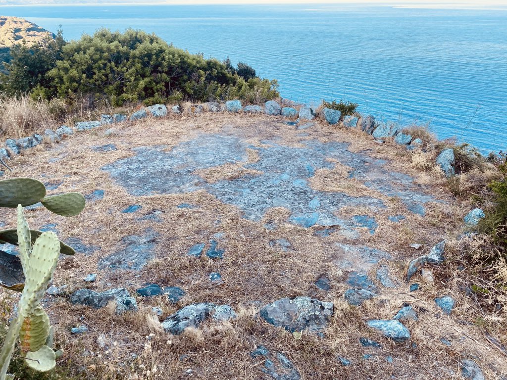 Aire de battage du blé.
Vestiges d’une agriculture vivrière du Cap Corse, en terrasses tout le long de la montagne jusqu’à la mer. 
Vestiges d’une époque où cultiver usait, mais aussi d’une époque ou cultiver n’était pas un métier, mais tout simplement la vie. 
#FrAgTw #CapCorse