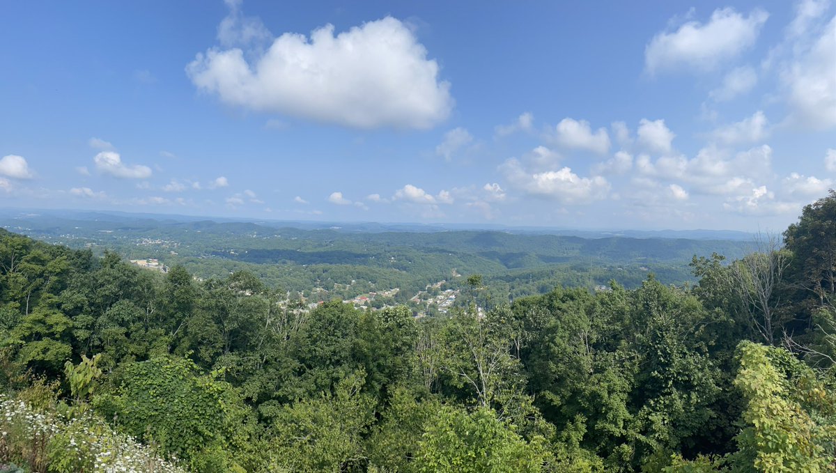 tsaprano99's tweet image. 2 miles up 800’ to this overlook in Bluefield WV #eastrivermtn #runchat #SundayMorning the miles down felt good !