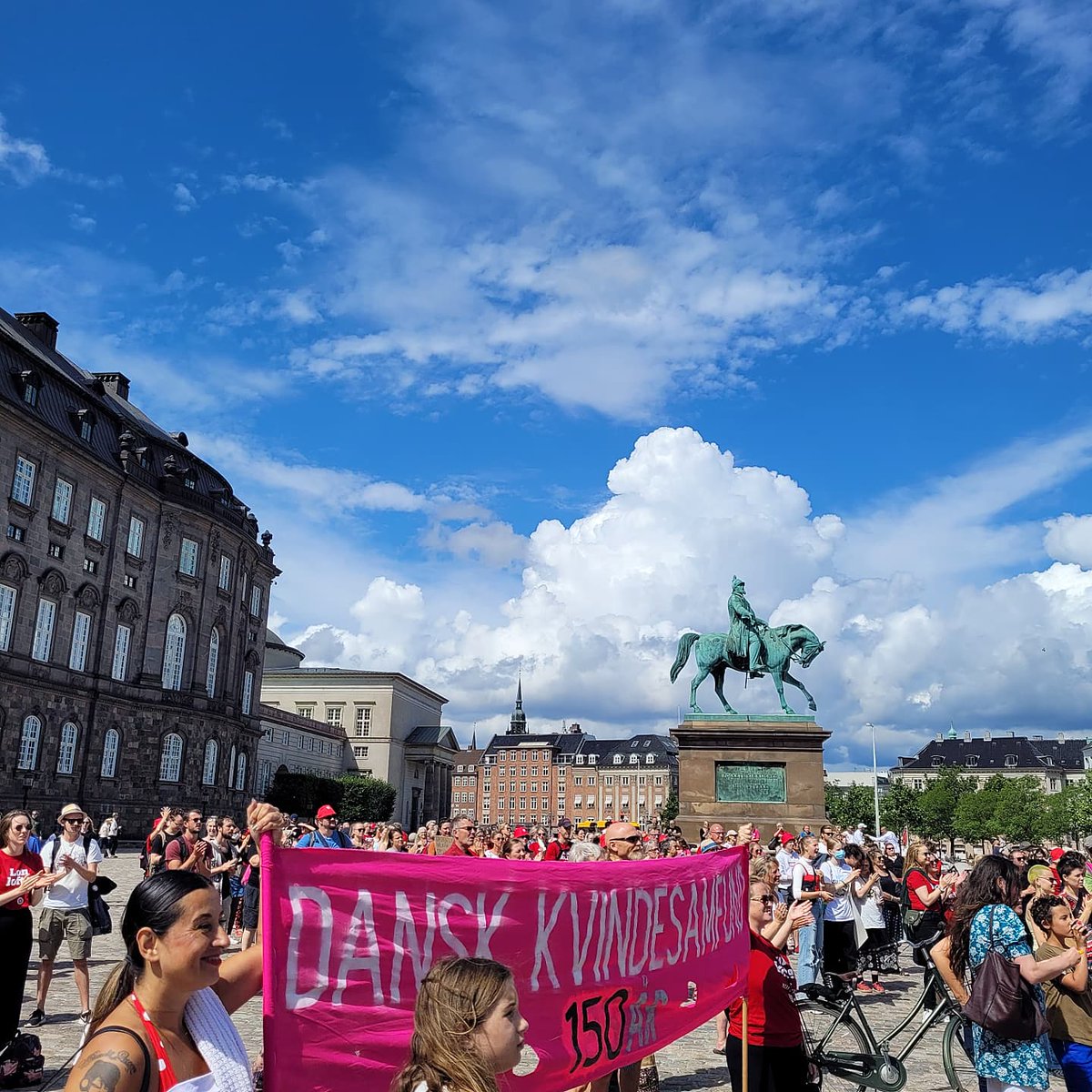 Kvindesamfund's tweet image. I dag gik vi solidaritets march for #ligeløn! 

Vi skriver 2021 og stadig har vi uligeløn. Men det skal slut med pigeløn. Så kære politikere, det er ikke en bøn. Vi kræver ligeløn! 

Tak til alle talerne og tak til alle der gik med! 

#ligeløn #ligestilling #slutmed1969 #dkpol
