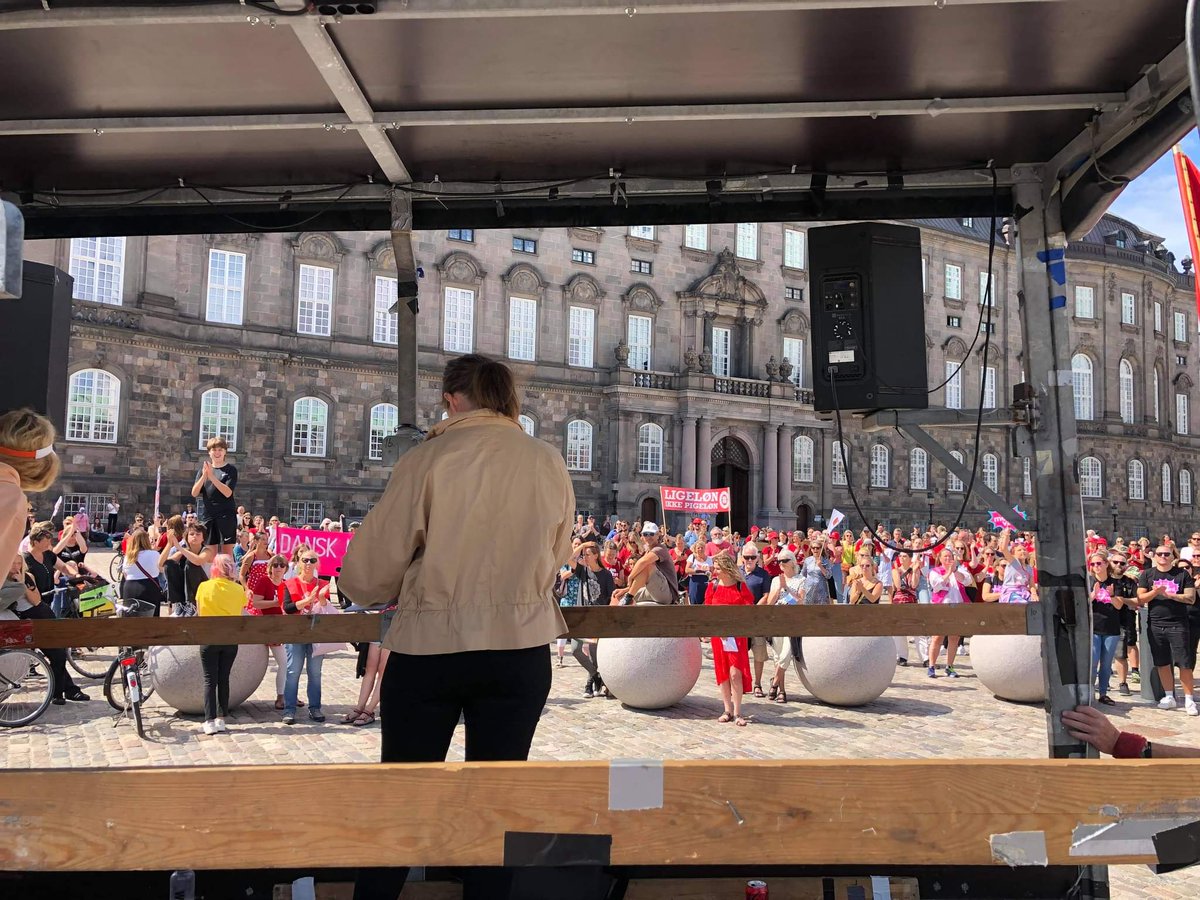 Kvindesamfund's tweet image. I dag gik vi solidaritets march for #ligeløn! 

Vi skriver 2021 og stadig har vi uligeløn. Men det skal slut med pigeløn. Så kære politikere, det er ikke en bøn. Vi kræver ligeløn! 

Tak til alle talerne og tak til alle der gik med! 

#ligeløn #ligestilling #slutmed1969 #dkpol