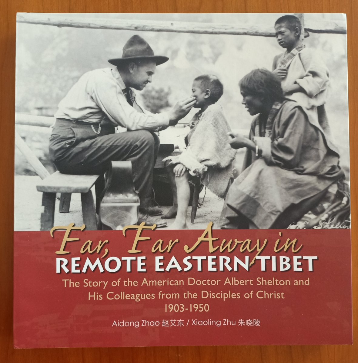 SantiagoLazca15's tweet photo. Bonito y bien ilustrado libro sobre la vida en #Kham de #AlbertShelton, médico y pastor protestante estadounidense que estableció una misión en #Bathang. Junto con su  mujer #FloraShelton (que también escribió varios libros) divulgó la cultura tibetana con sus escritos👇 https://t.co/BXb5RJbHFk