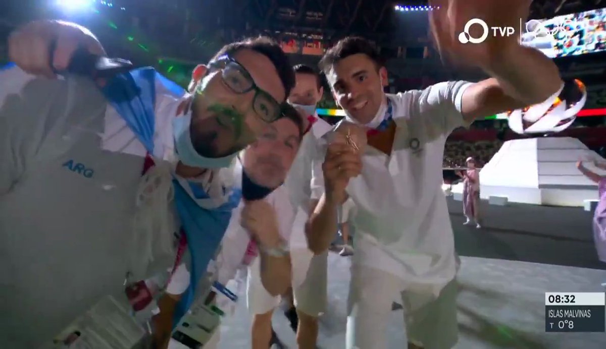 TV_Publica's tweet photo. Algunas de las imágenes de la delegación #Argentina en la gran fiesta de cierre de los #JuegosOlímpicos #Tokyo2020! Mirala EN VIVO en https://t.co/GYiXqQWnBq #SomosArgentina https://t.co/HJiixpgFNH