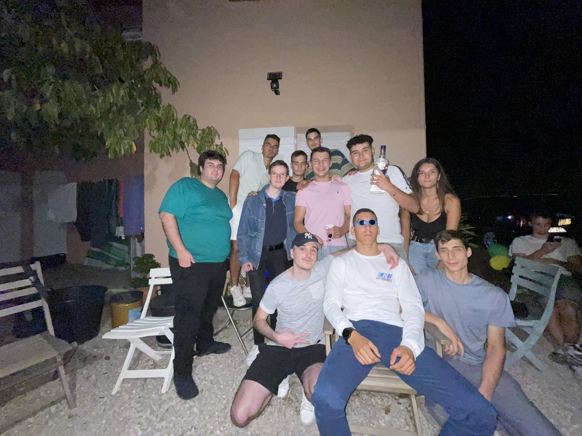 AwacK_'s tweet photo. What a team.
What a girlfriend.
What a birthday…

Who said online friendships can’t be real ? https://t.co/UT9LV9SK3Y