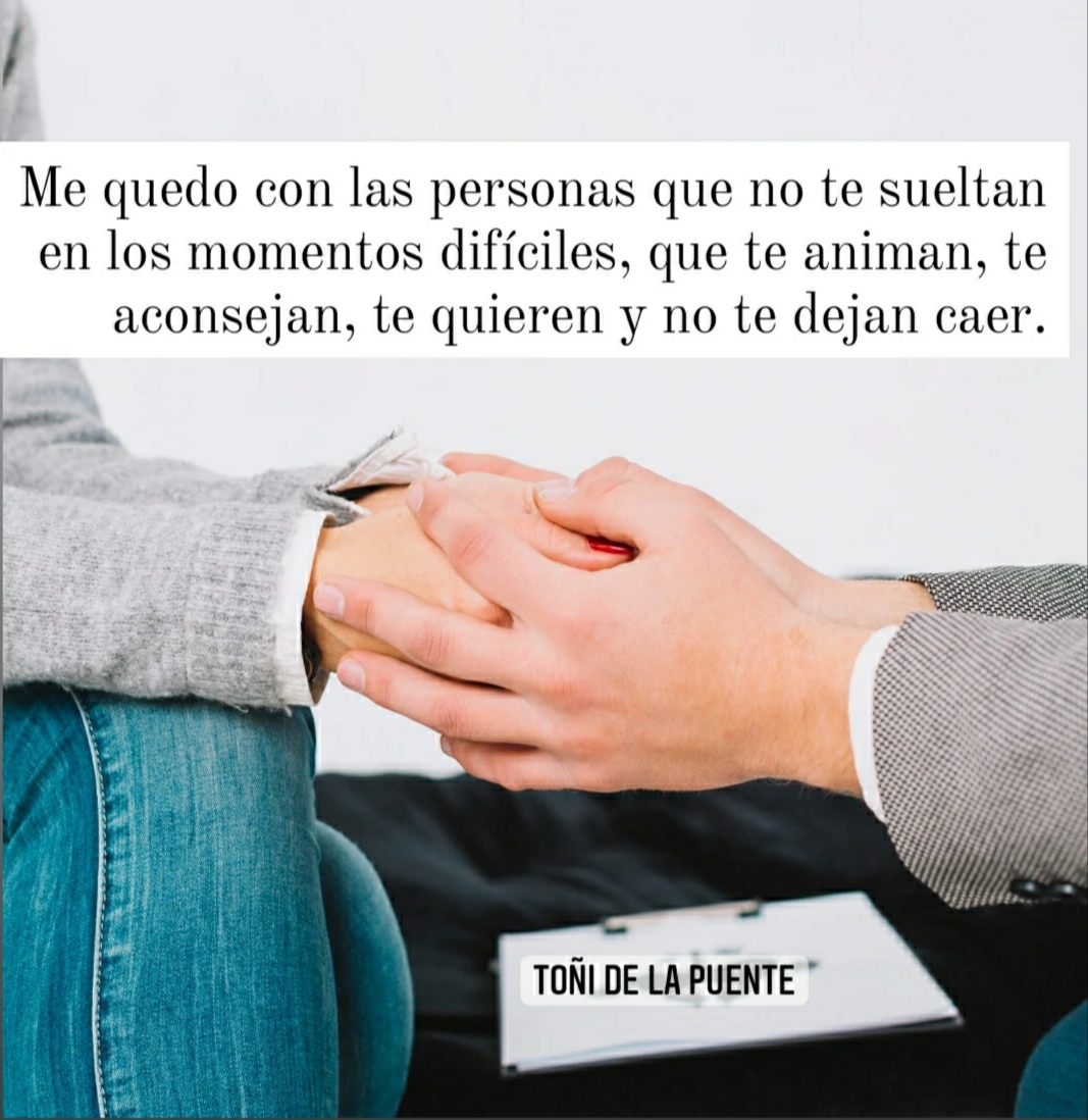 Me quedo con las personas que no te sueltan en los momentos difíciles, que  te animan, te aconsejan, te quieren y no te dejan caer.  #amistadverdadera#apoyo#psicologia#frases #toñidelapuente, image size:1067x1098