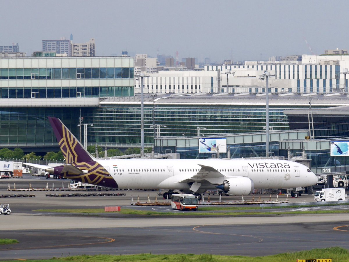 yossyB6's tweet photo. そう言えば先日、HNDに見慣れないお方がいました。

Vistara
2014年に設立されたインドの航空会社だそうです。
ワンワさんチームで、JALとコードシェアしてるみたいですね。

#vistara
#vttse
#hnd https://t.co/zdeTbv0OH7