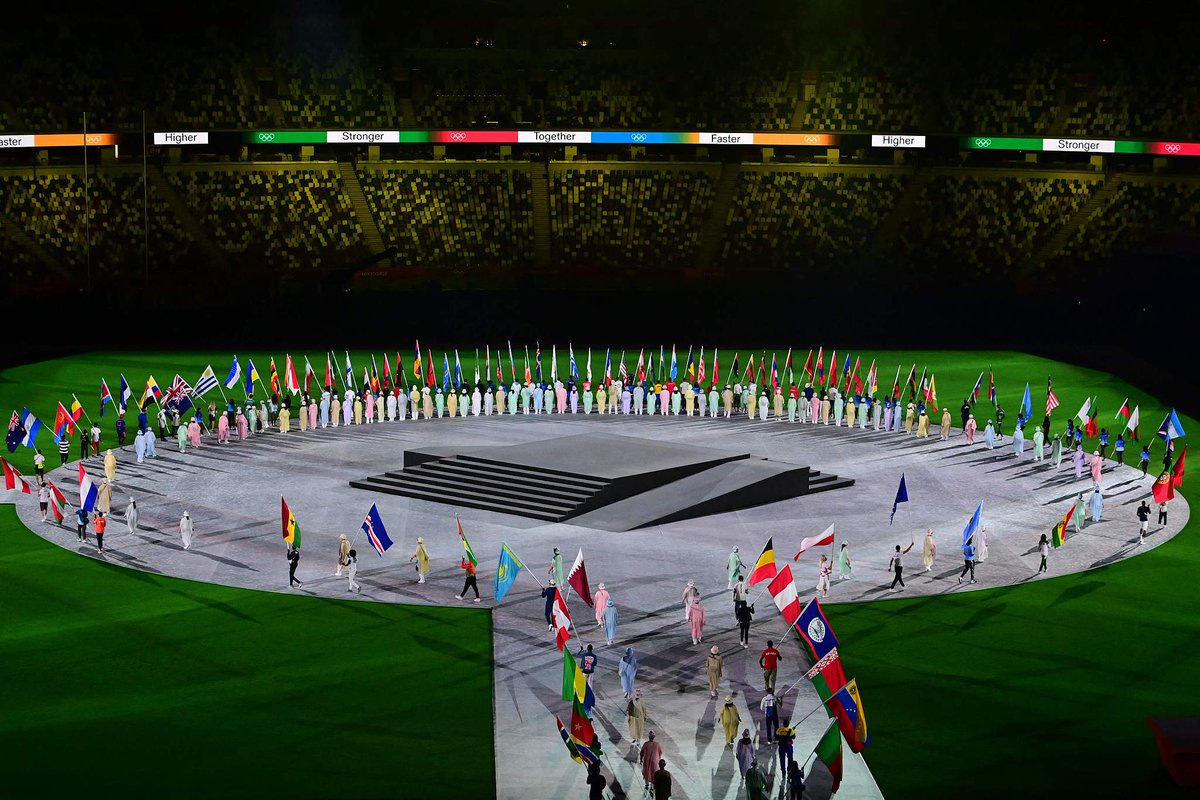 CGTNOfficial's tweet photo. #HappeningNow at #Tokyo2020 #ClosingCeremony:

The athletes walk in together to celebrate the parade

🇨🇳China's flag-bearer is Su Bingtian, who set a new Asian record of 9.83 seconds in the men's 100m semifinal at #Olympics2020 https://t.co/ITYEaKuJ8V