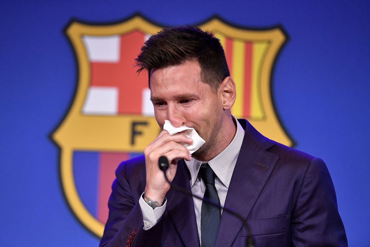 DEN1VER's tweet photo. أنتهت الآن حقبة تاريخية للدوري الاسباني..
انتهى كل شيء جميل في برشلونة.. 
وداعًا ليونيل ميسي.. 🐐👑 #Messi https://t.co/4svcD1lcSJ
