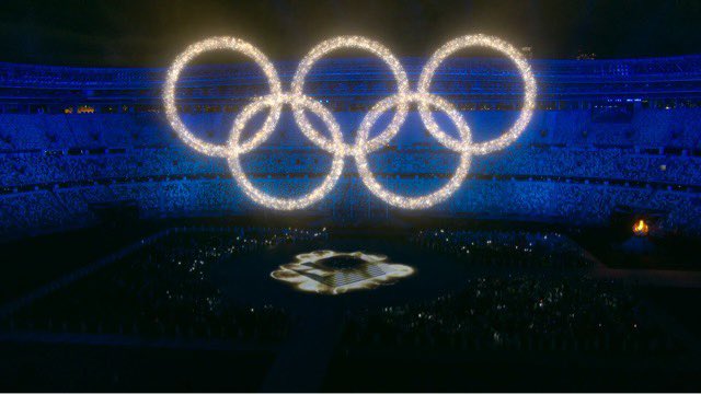 東京オリンピック閉会式 参加したアスリートや大会に直接参加できなかった世界中全ての人々の想いを表している光の粒のオリンピックリングスがすごい 五輪マークはtv見てる人だけ見える合成 Tokyo まとめ部
