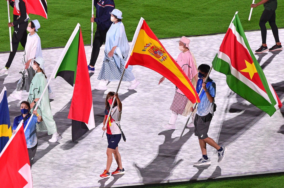 COE_es's tweet photo. ❤️ Y ahí la tenemos. Ahí está nuestra flamante abanderada y campeona olímpica, Sandra Sánchez (@sandrasankarate). 

😍 ¡Qué orgullo verte portar la bandera, Sandra! 🇪🇸 #ElCorazónDeEspaña https://t.co/QL8sqMvrhQ