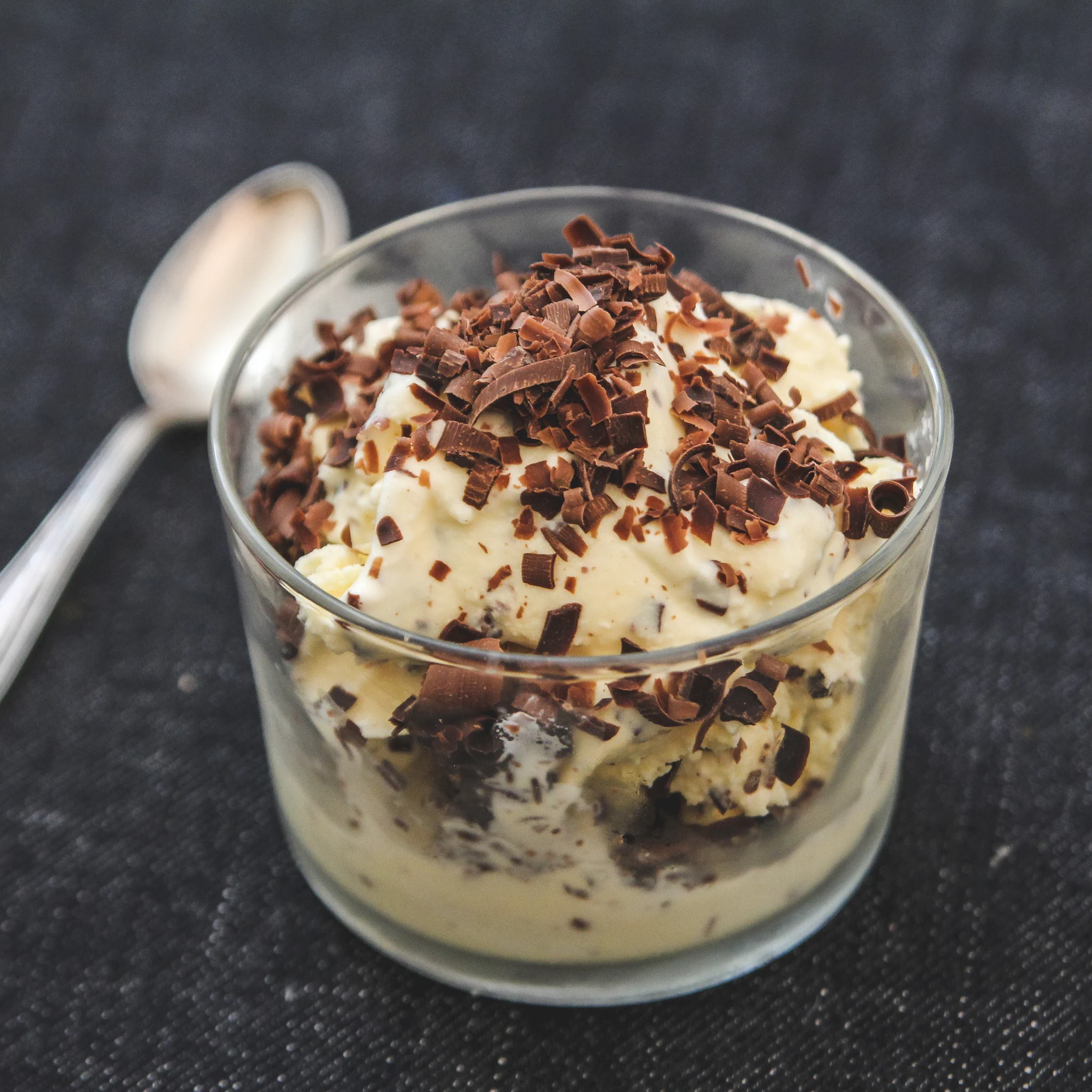 ひんやり美味しそう！板チョコとバニラアイスを掛け合わせたおやつレシピ！