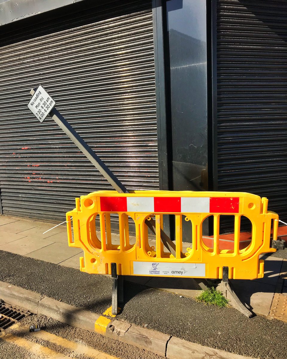 jazaminsinclair's tweet photo. No Loading 2, 2018
.
#photography #photographer #street #streetphotography #road #parkroad #toxteth #liverpool #summer #sun #bright #colour #roadside #yellow #red #yellowlines #shutters #trash #ciggypacket #noloading https://t.co/o0xgMd50xH
