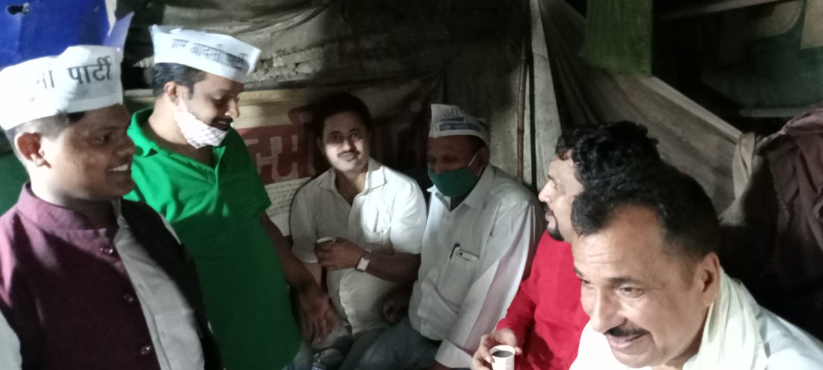 AAPBihar's tweet photo. नवादा में @AamAadmiParty की पहचान "आप की चाय" दुकान। यहां जिले के एसपी डीएम जज  भी चाय पीने आते हैं। आम आदमी पार्टी के सच्चे सिपाही नवादा में पार्टी के स्तंभ वीरेन्द्र पंडित जी इसके संचालक हैं। AAP बिहार प्रदेश प्रभारी @Sanjeev_aap भी वहां पहुंचकर उनके जज्बे को सराहा । https://t.co/kCnD4F7v1v