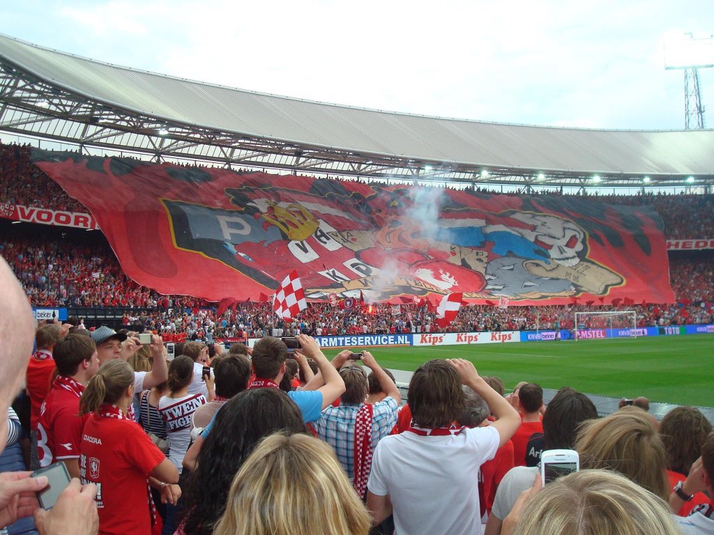 _Voetbalplaat's tweet photo. 2de kwartfinale
Foto 1: @BertKaalverink
Foto 2: @tukker4life 
Foto 3: @stadionautist
#voetbalplaatjuli
Winnaar gaat door naar de halve finale https://t.co/byQ2XyzQ3S