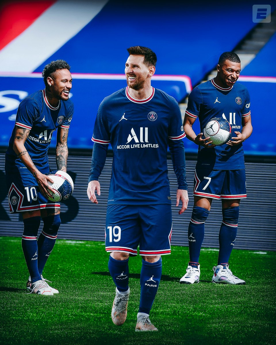 SportsCenter's tweet photo. Breaking: Lionel Messi has agreed in principle to a 2-year deal with PSG and will travel to Paris today for a physical, sources tell ESPN. 

The deal includes an option for a third year, and will be announced at the Eiffel Tower in the coming days, according to ESPN sources. https://t.co/9qnI0VFje8