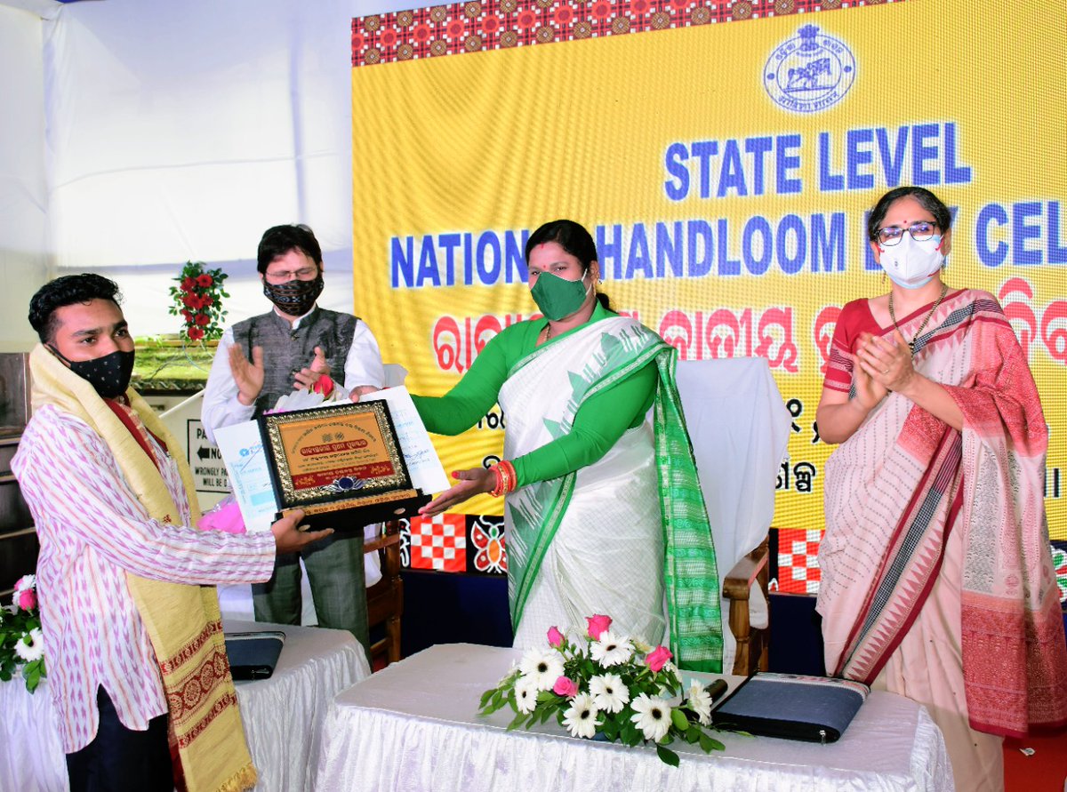 Textiles_Odisha's tweet photo. #StateLevelNationalHandloomDay was celebrated at Boyan Bhawan in BBSR on Aug 7. Smt. Padmini Dian, Hon'ble Minister of Dept. of Handlooms, Textiles, &amp; Handicrafts inaugurated the celebration.
@DianPadmini
#MyHandloomMyPride #OdishaHandloomMagic 
#CelebrateOdishaHandloom https://t.co/AmDLNrqi5v