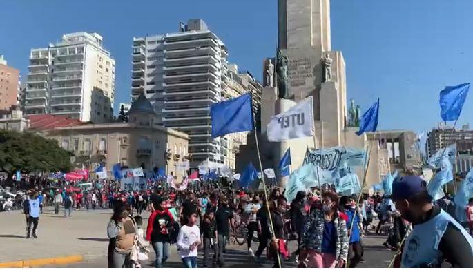 Ayer en Rosario, usando a #SanCayetano como excusa, los gerentes de la pobreza de las organizaciones piqueteras obligaron a quienes cobran  planes a marchar. Para que esto deje de pasar con <a href="/Renataghilotti/">RENATA GHILOTTI</a> proponemos se le saque el manejo de los planes a estos extorsionadores.