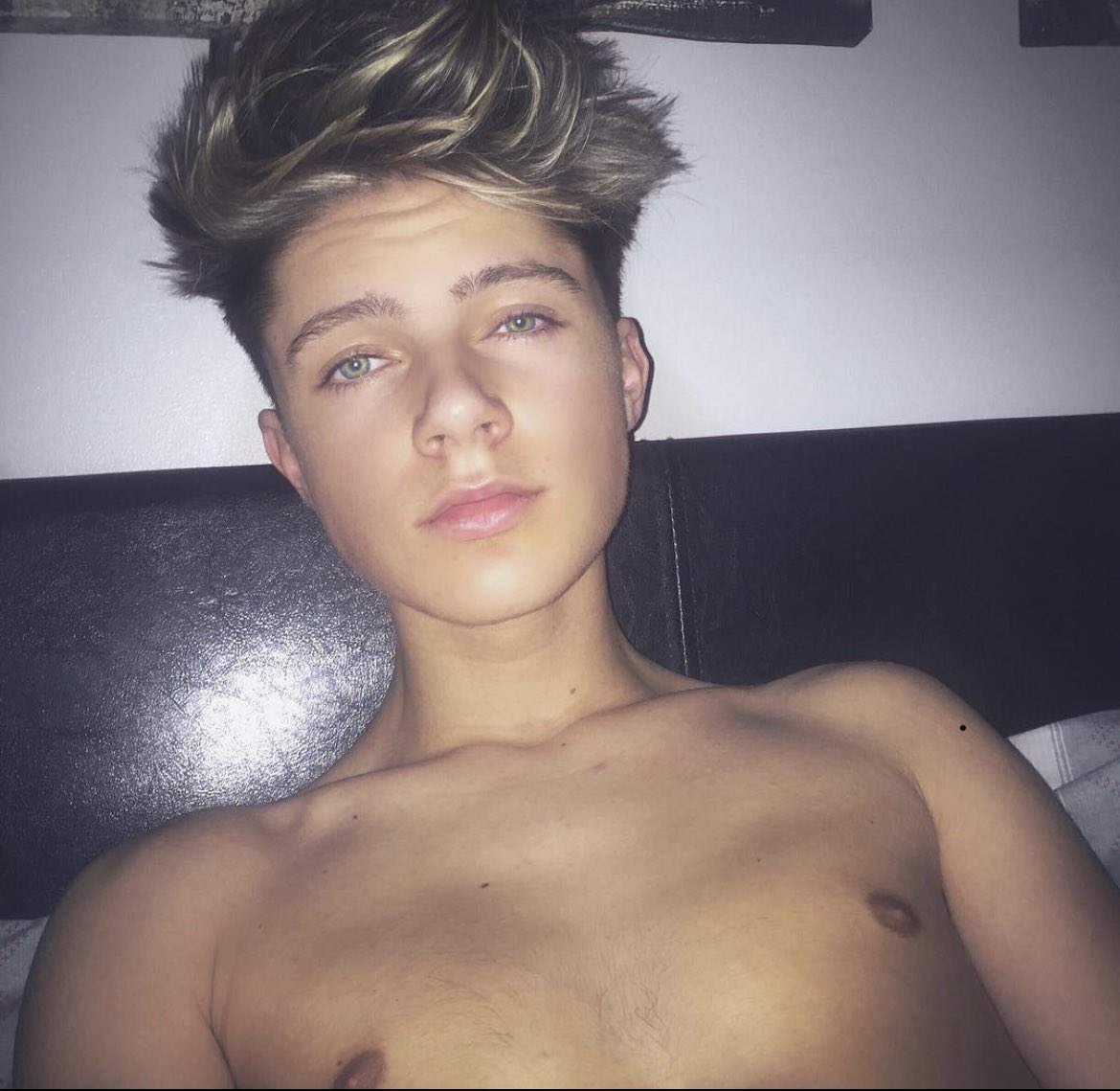 Twink singer HRVY being twinky and breedable.