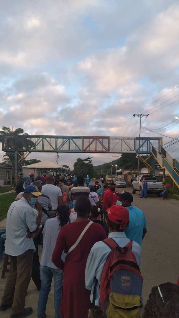 VamosconAurora's tweet photo. Desde muy temprano nuestro pueblo mirandino se despliega en los centros electorales para ejercer su derecho al voto y dar una mensaje de unidad 

#EPA

#Miranda sigue por el camino de Chávez https://t.co/mo6VJyMlVj