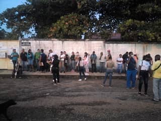 VamosconAurora's tweet photo. Desde muy temprano nuestro pueblo mirandino se despliega en los centros electorales para ejercer su derecho al voto y dar una mensaje de unidad 

#EPA

#Miranda sigue por el camino de Chávez https://t.co/mo6VJyMlVj