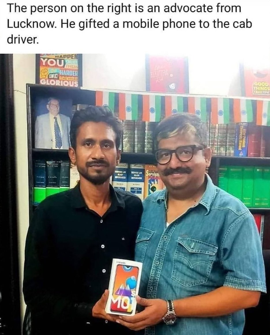 sajin_aktar's tweet photo. An advocate from Lucknow gifted a smartphone to the cab driver. 
#respect🙏❤️ #Lucknowcabdriver https://t.co/AQDPGW8osV