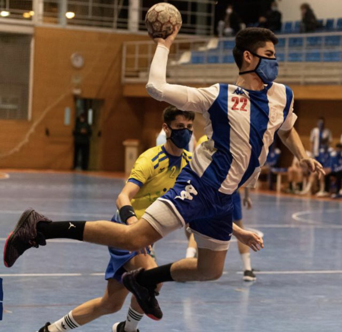 Mateo Martín (A Coruña, 08.10.03) a sus 17 años, ficha por el primer equipo. Jugador universal, polivalente, canterano que ha pasado por todas las categorías inferiores . FORZA OAR ! En loita!!!