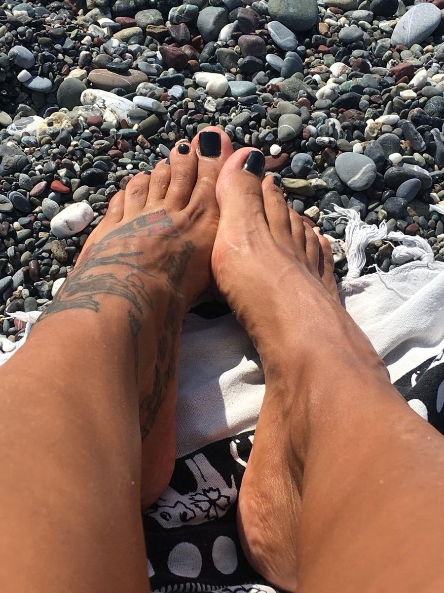 MoneySere's tweet photo. relax.. mentre i sub e le sub lavorano per Me 😎😏😉💅👣💳💶
#FinDom #Moneymiss #youworkIspend #momeyslaveseverywhere #fuckyoupayme #tributeMyFeet #moneyunderFeet #piedi #dominazionefinanziaria #spoiledQueen #sufferforyourQueen #loserspay #workhardforMe https://t.co/A4XvlgQS2a