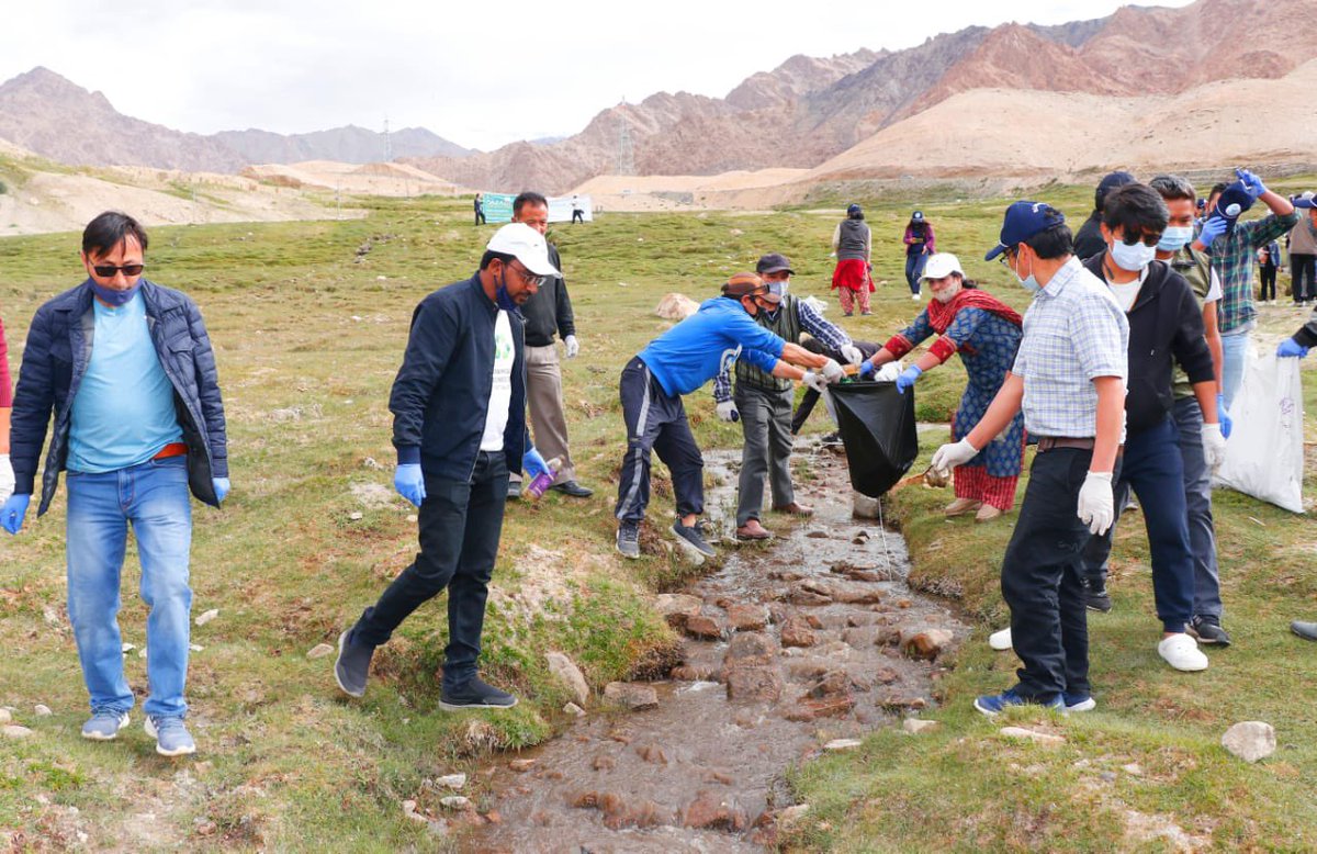DC_Leh_Official's tweet photo. Cleanliness drive of water sources and area at Tetsa Spang, Likir under #PaaniMaahLadakh @jaljeevan_ conducted today by @DC_Leh_Official along with @Nyksindia volunteers, public representative, PHE officials. 
#Sustainablecleanlinessdrive 
#AzadiKaAmritMahotsav 
@lg_ladakh https://t.co/VwQ7TLXrDl