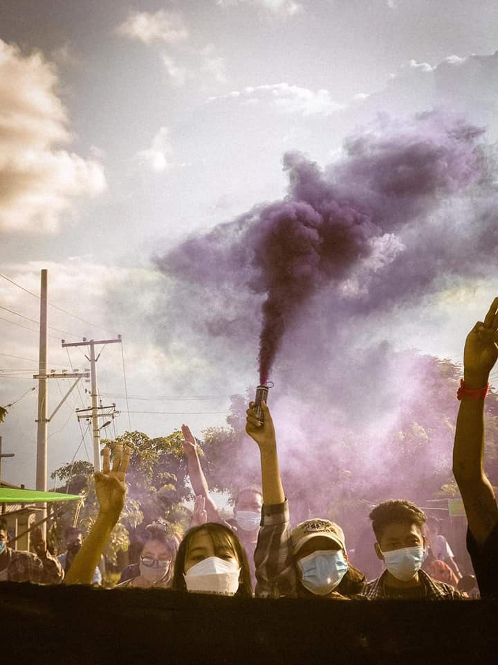 thinzashunleiyi's tweet photo. Why do protestors use colorful smokes in flash strikes? 🌬️☁️🏳️‍🌈 

#Myanmar Protestors use fire extinguishers basically to diffuse the #SnipersTarget.

Now, youth r being creative to grab yr attention while avoiding headshots with color smokes. 

Pls, pass on our defying messages. https://t.co/hYnJx5aBrM