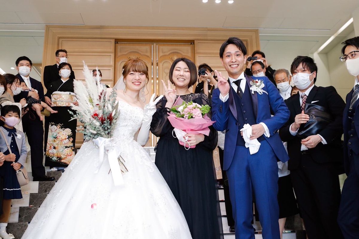 liare_n's tweet photo. 挙式後、緊張も解け
大階段でフラワーシャワーセレモニー
大好きなゲストの顔をみながら
とっても素敵な笑顔のお2人☺️✨

#アネーリ長岡 #アネ嫁 #フラワーシャワー #チャペル #ウエディング https://t.co/kalqtAe6h1
