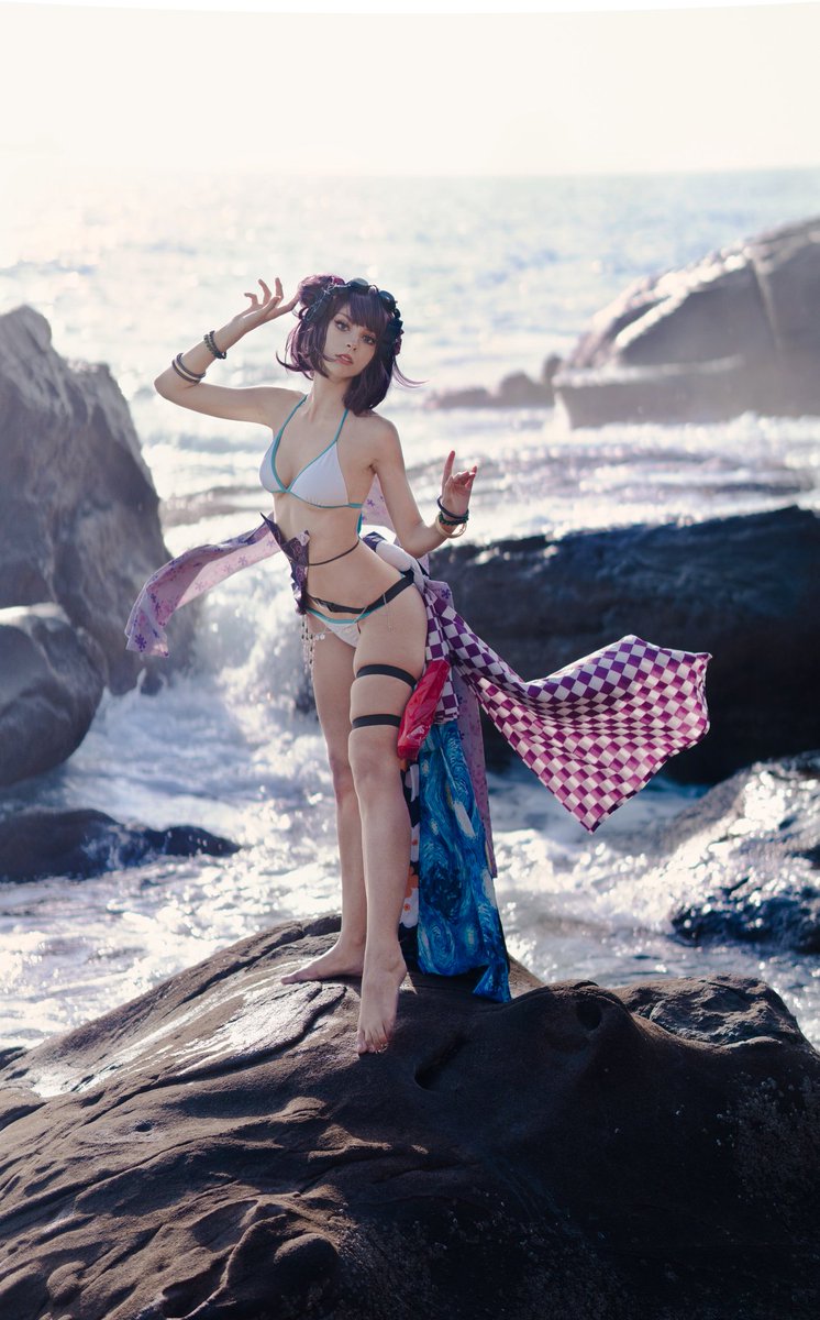Himeecosplay's tweet photo. the wind was strong that day 🌊
but it's the perfect location for hokusai!
PH @ribiph

remember to share and save 💕

Mona, Hokusai and Asuka (bikini) are going to be dropped on Patre0n this month! https://t.co/G9PRQhpxGD