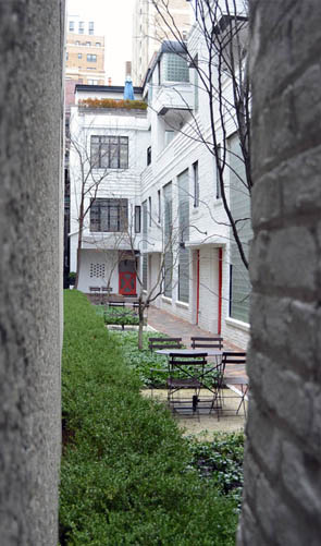 TedGrunewald's tweet photo. Additional interior/ exterior photos of the #StreamlineModern Frank Fisher Studio Houses in Chicago, designed by Andrew Rebori (1936). #GlassBlock #Moderne #ArtDeco #housing
Image Sources:
1) https://t.co/64vnWKsNJY
2)
https://t.co/bnuLOhjpl5
3), 4)
https://t.co/aGtSuSlkuL https://t.co/fyWDq1H5Yd