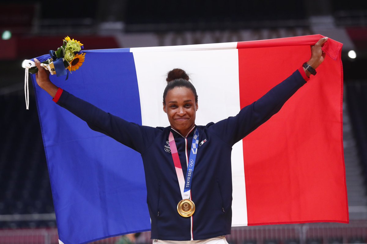 PineauAllison's tweet photo. Pour l’éternité 💪🏿🇫🇷🥇

#bleuetfier #tokyo2020 #JeuxOlympiques #handball #equipedefrance https://t.co/bvtvaYXVOc