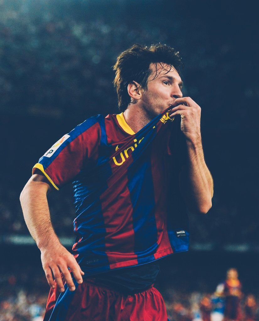 Rogerolle's tweet photo. Eternament agraïts per tot el que ens has donat i tot el que ens has fet disfrutar durant tants anys. Mai més tornarem a veure res igual. Mereixies un millor final al club de la teva vida. Gràcies, Leo! 💙❤️🐐 #gràciesleo #sempreMessi https://t.co/o5z8gGchW3