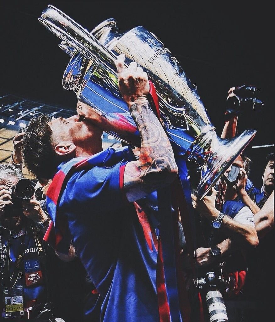 Rogerolle's tweet photo. Eternament agraïts per tot el que ens has donat i tot el que ens has fet disfrutar durant tants anys. Mai més tornarem a veure res igual. Mereixies un millor final al club de la teva vida. Gràcies, Leo! 💙❤️🐐 #gràciesleo #sempreMessi https://t.co/o5z8gGchW3