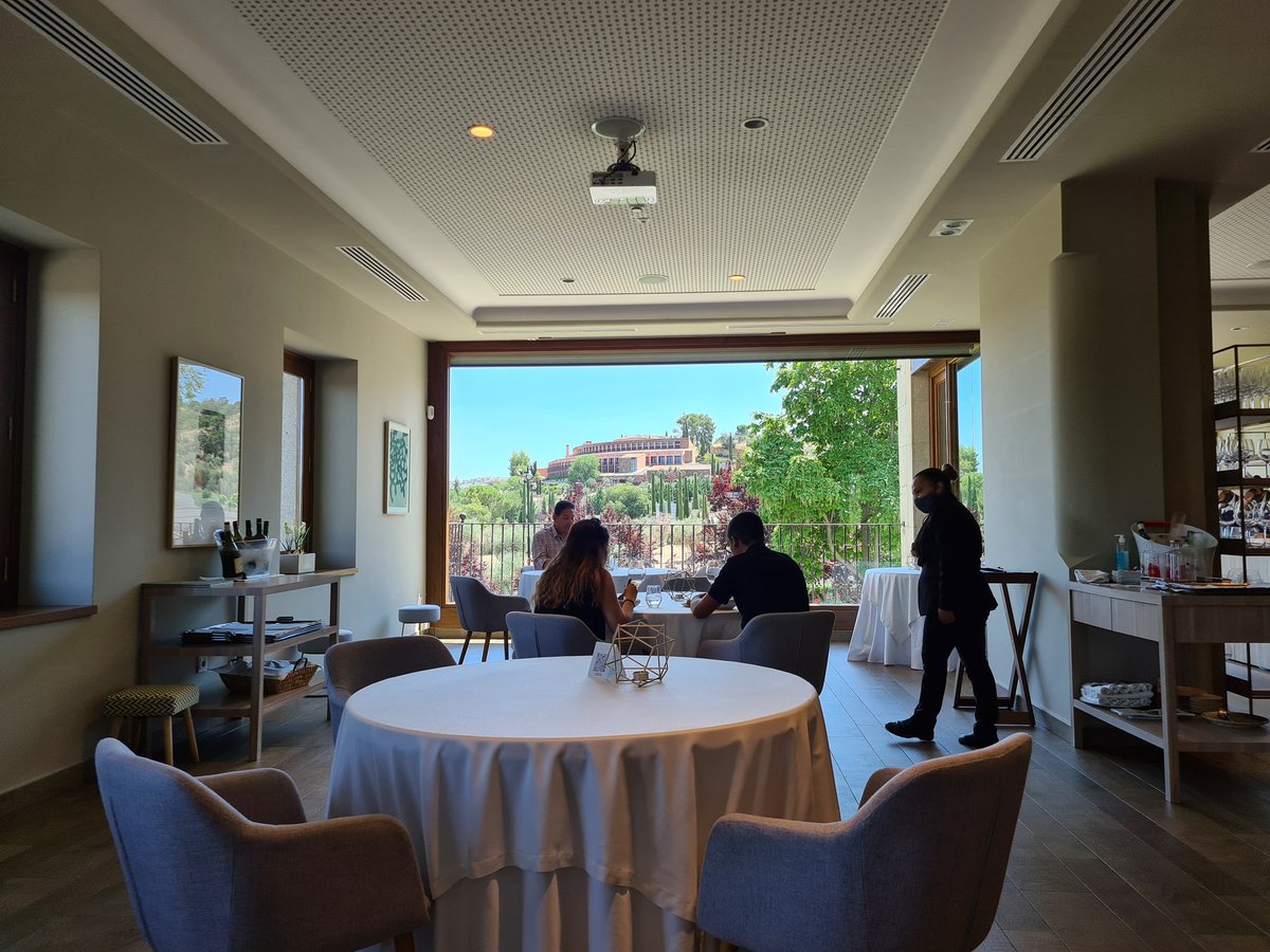 FrontaalNaakt's tweet image. We zitten in een restaurant op een oud landgoed in Toledo. Happy siësta, snollebollekes.