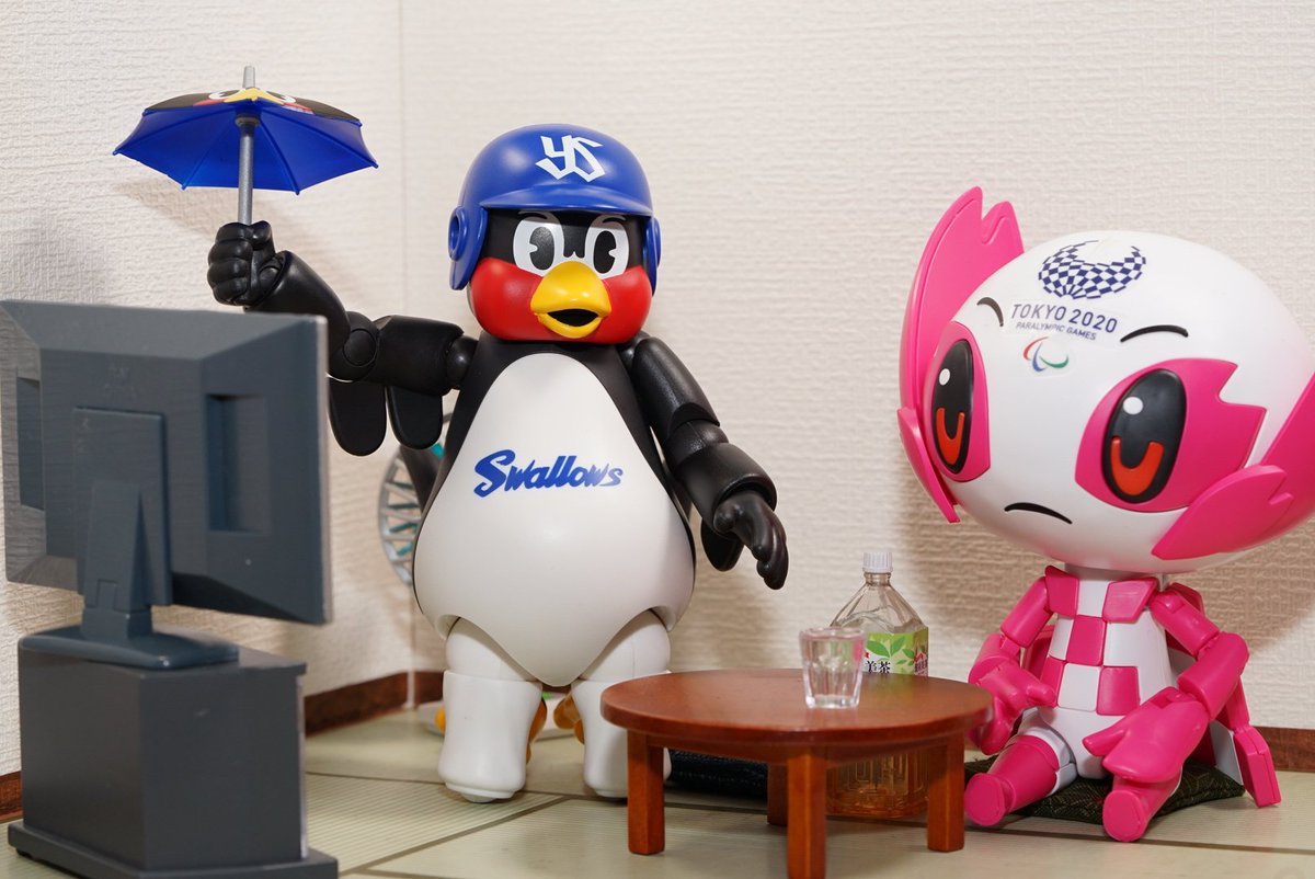 ヤクルトスワローズのキャラクターとオリンピックキャラクターのミラトワ