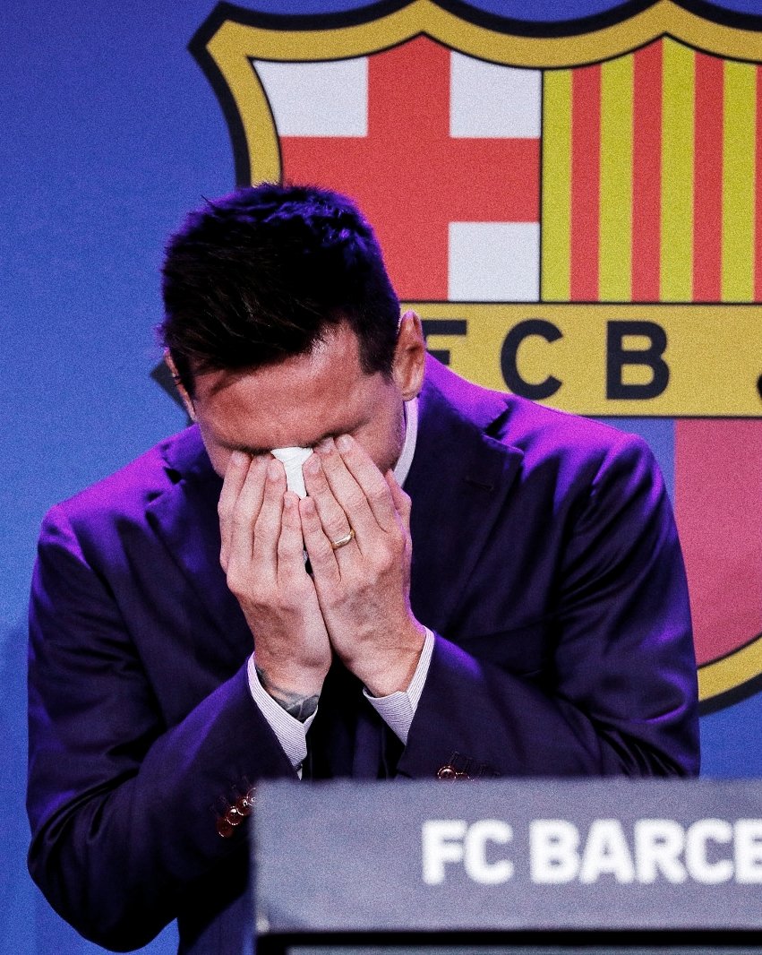 DoentesPFutebol's tweet photo. Fim. 💔

"Sempre dei tudo por esse clube, por essa camisa. Gostaria de dizer adeus de uma forma diferente, de me despedir das pessoas no campo, para ouvir aplausos."

Messi despediu-se nesta manhã do Barcelona, no Camp Nou. É o fim de uma era surreal do futebol. https://t.co/JxIgiGNhDf