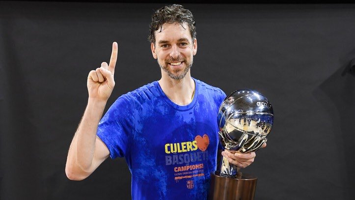 karusito83's tweet photo. ⚽️🏀 Las comparaciones, que son odiosas, verdad?

Pau Gasol jugó esta temporada en el FCB casi gratis, por el salario mínimo que permite el convenio ACB (€30k). Quería retirarse en club y ha ganado dinero más que suficiente en su carrera como para qe el dinero no sea un problema https://t.co/R0nggIChZz