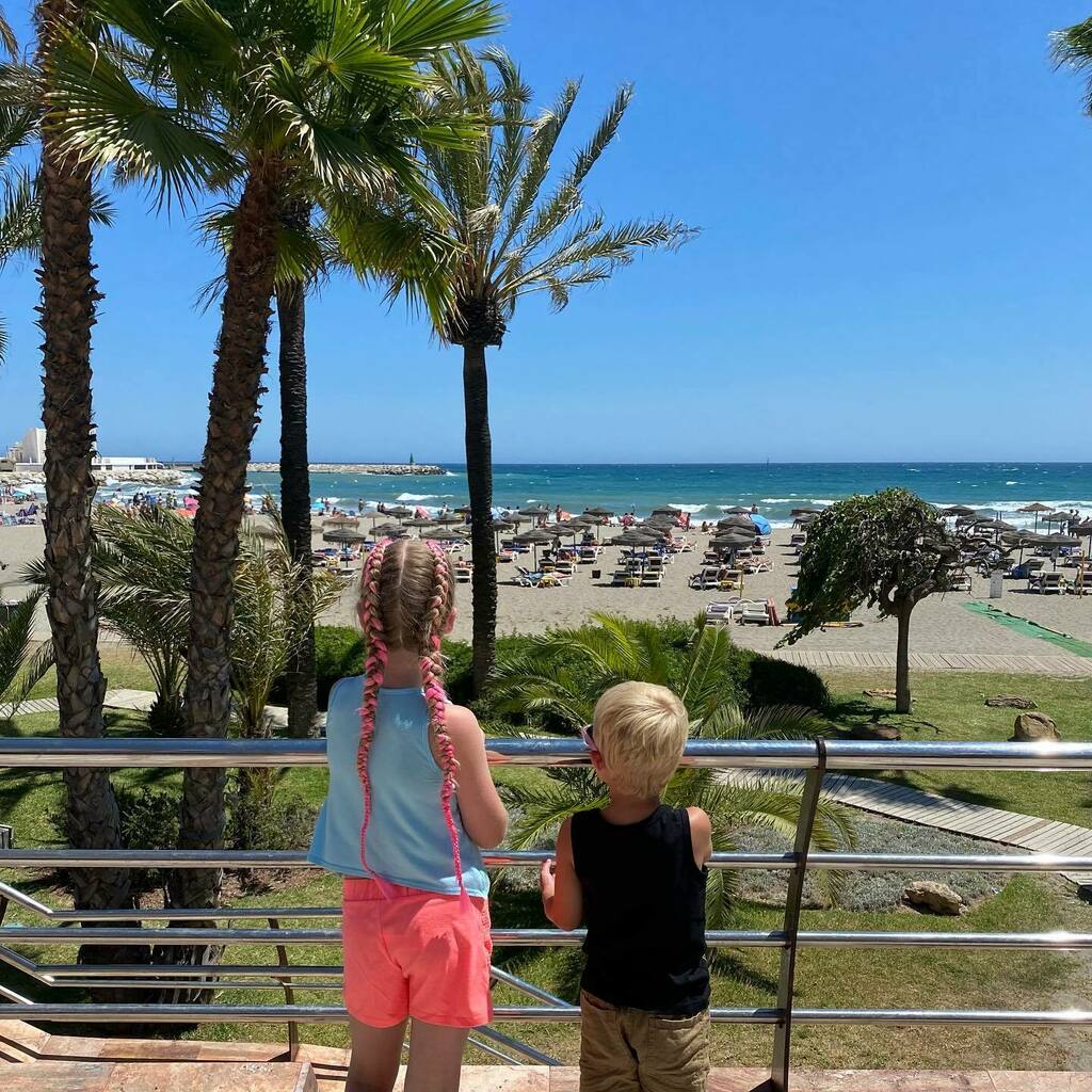 AroundWeekend's tweet photo. We’ve been taking it easy this weekend. Swimming, beaching and just hanging out. The weather has been remarkable - hot but with a strong breeze - just perfect. 

Today - because of work - I had to find an Internet cafe!! It reminded me of my first ever visit to an Internet c… https://t.co/2sdBi2fOxz
