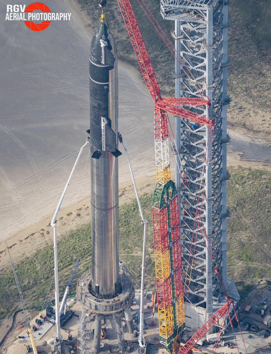 About 9 years ago, Buzz Aldrin and I went to meet with <a href="/ElonMusk/">Elon Musk</a> at SpaceX HQ in El Segundo, CA. Buzz had hoped to share his plans of perpetual cycling orbits between Earth and Mars with Elon. (a thread) 
📷@RGVAirealphotos