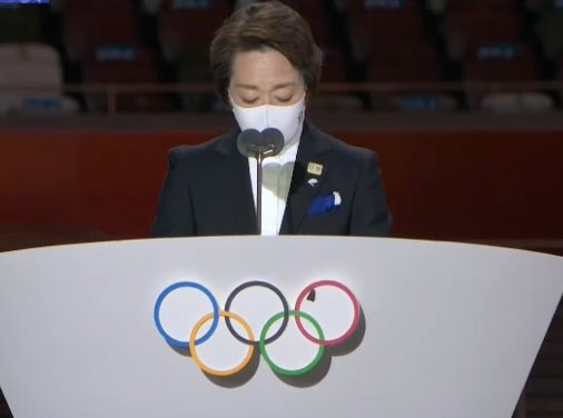 엥 오륜기에 나방붙음