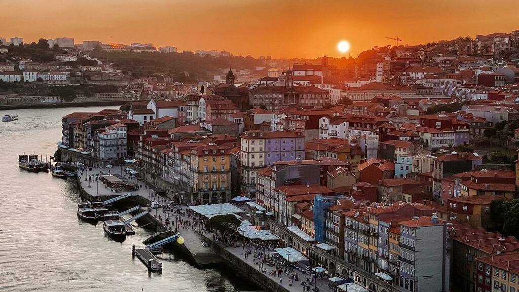 Took us to our last evening in Porto to discover the bridge’s view of a sunset over the city, and grateful that we did! Filling in Australian customs forms on a train to Lisbon with some homemade pasta packed in odd containers without cutlery (solution p… instagr.am/p/CSUAEqhq2OW/