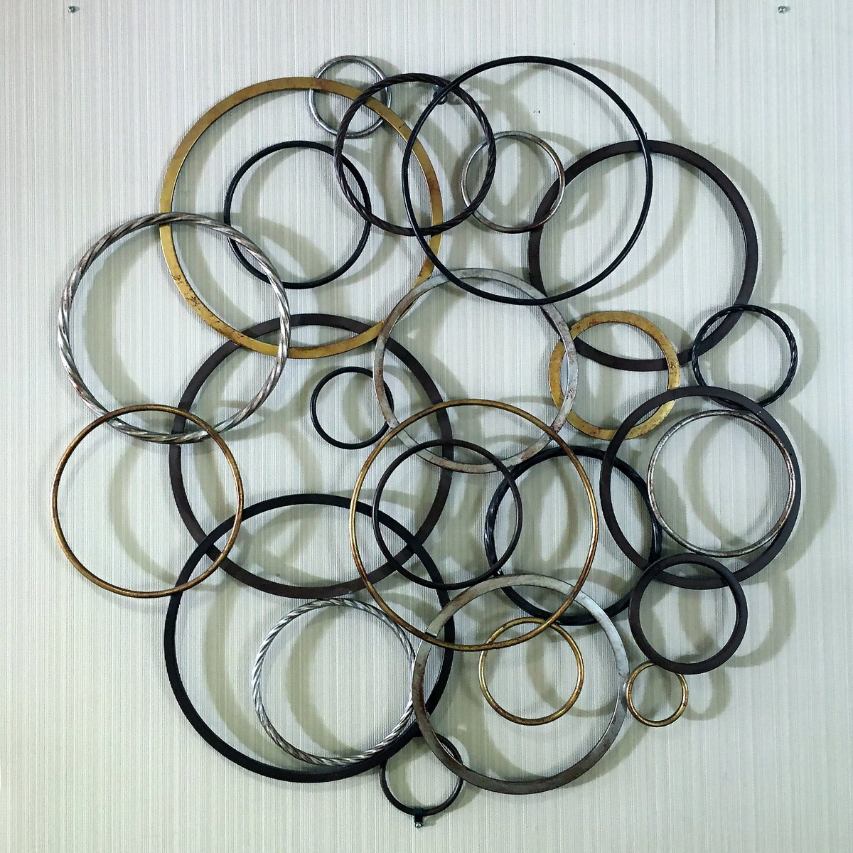 round_museum's tweet image. Borromean Gone Mad Round
.
During the Olympic Games, we are awash in rings. Throughout history groupings of them have represented unity, strength and infinity.
.
08.08.21
#rounddujour #rings #interlockingrings #olympicrings #borromeanrings #itsaringthing
roundmuseum.com/shop