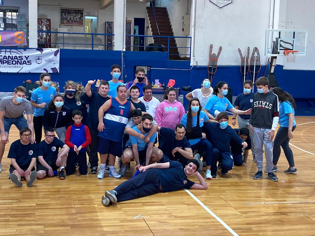 Basquet_X_Todos's tweet photo. 🎉 ¡Primer encuentro de festejo! 🏀
En el día de hoy sábado 7 de agosto nos visitaron jugadores de @DSCbasquet : Alejandro Acosta y Gonzalo Álvarez; Emma Perchman, Avril Iglesias y Guzmán Vasilic.
¡Muchísimas gracias por participar! #8BXT https://t.co/ha8pSXAQrE