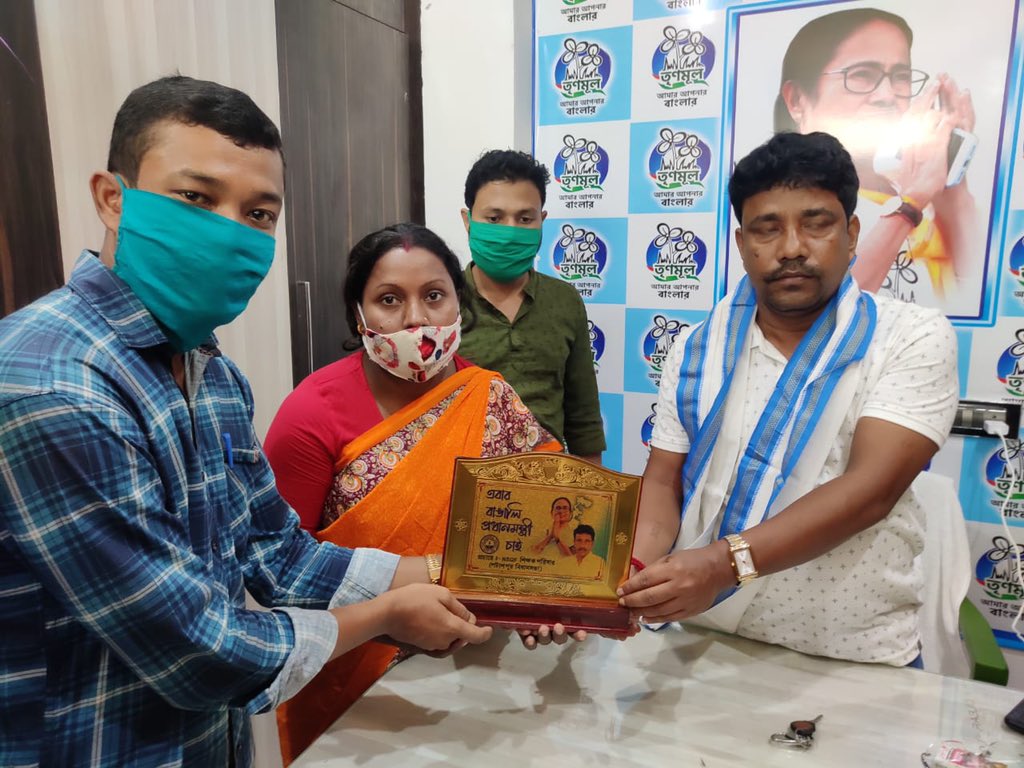 wbnsqf's tweet photo. @UTTAMBARIKAITC Mahasaya, MLA of Potashpur Assembly was felicitated by members of @wbnsqf , East Midnapore district. He assured us that he will solve our problems. Our representatives in each of the 294 assemblies are reaching out to ensure our jobs. #SaveNSQF #60YearsJobSecurity https://t.co/AsWrZlIZsF