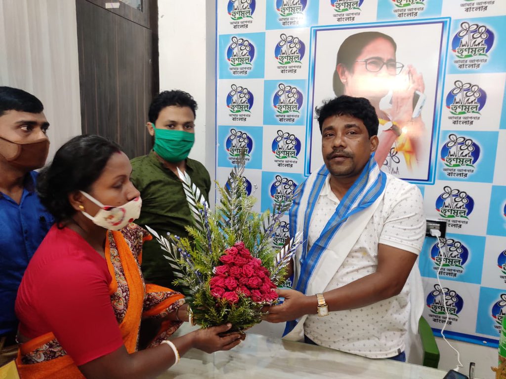 wbnsqf's tweet photo. @UTTAMBARIKAITC Mahasaya, MLA of Potashpur Assembly was felicitated by members of @wbnsqf , East Midnapore district. He assured us that he will solve our problems. Our representatives in each of the 294 assemblies are reaching out to ensure our jobs. #SaveNSQF #60YearsJobSecurity https://t.co/AsWrZlIZsF