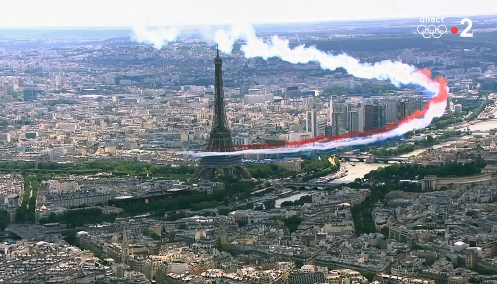 ActuFoot_'s tweet photo. Les #JeuxOlympiques de Tokyo sont officiellement clos ! 
La passation des drapeaux ayant eu lieu, Paris est désormais la ville olympique ❤ 🇨🇵 https://t.co/deg8mohO5n
