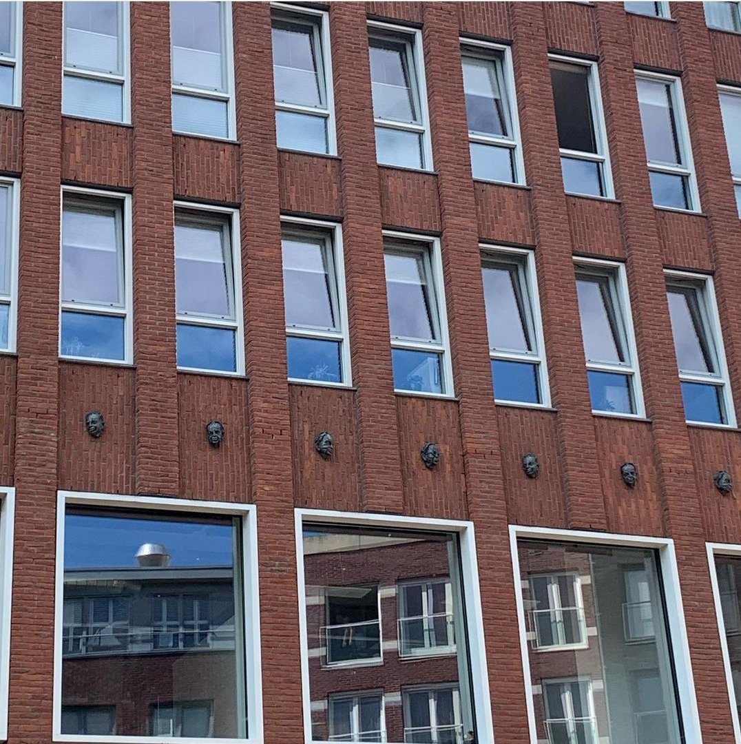 veenendaalloopt's tweet photo. Heb je dit wel eens gezien? Kees Stip kijkt op ons neer, hoog boven zijn ‘eigen’ plein. 

Tip van de dag: kijk ook eens omhoog als je wandelt, daar is nog veel meer moois te zien 😄

#veenendaal #ditisveenendaal #keesstip #kijkomhoog #ommetje #lekkerwandelen https://t.co/rMUp9PDdUA